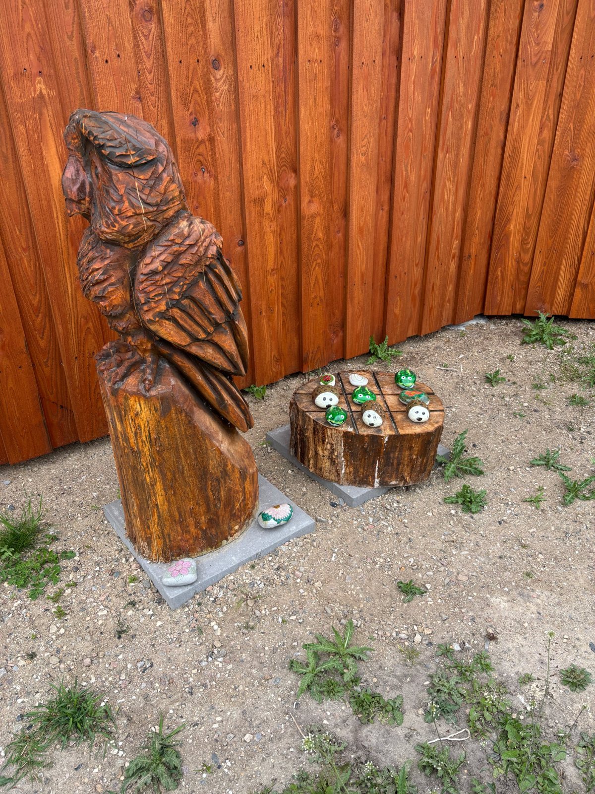 Træskulptur og spil